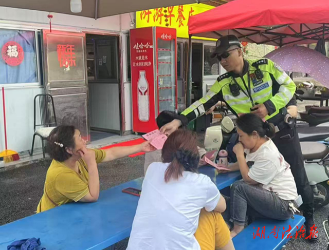 道縣交警“三個實”發(fā)起夏季道路交通安全宣傳攻勢