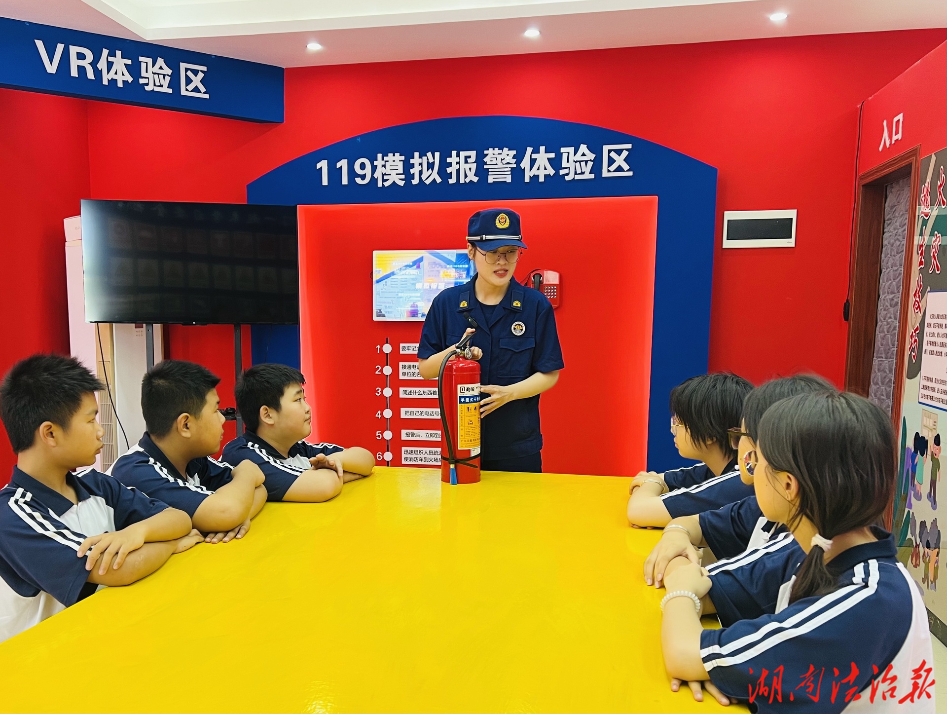 北塔消防“隊(duì)站開(kāi)放日”迎來(lái)學(xué)生參觀學(xué)習(xí)