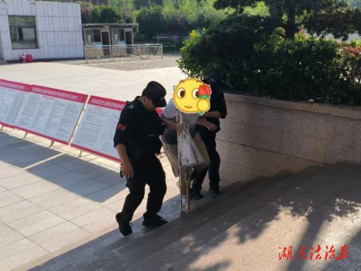 邵東公安：護(hù)送行動(dòng)不便的考生
