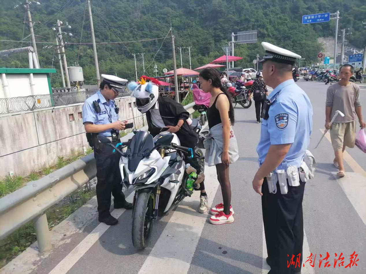 趕集日“亮劍”，精準(zhǔn)整治農(nóng)村道路交通違法行為
