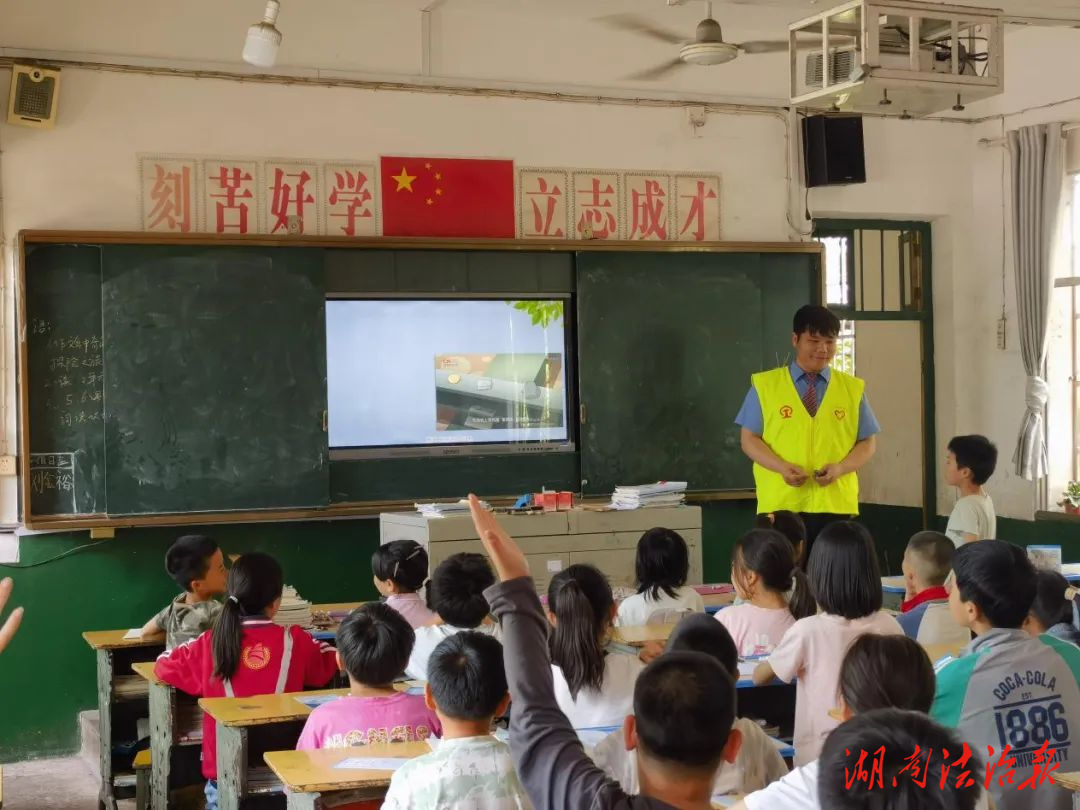安全宣傳進(jìn)校園，共筑鐵路安全防線——“知路 愛路 護(hù)路 共筑平安鐵路” 宣傳走進(jìn)楓坪鎮(zhèn)中心小學(xué)
