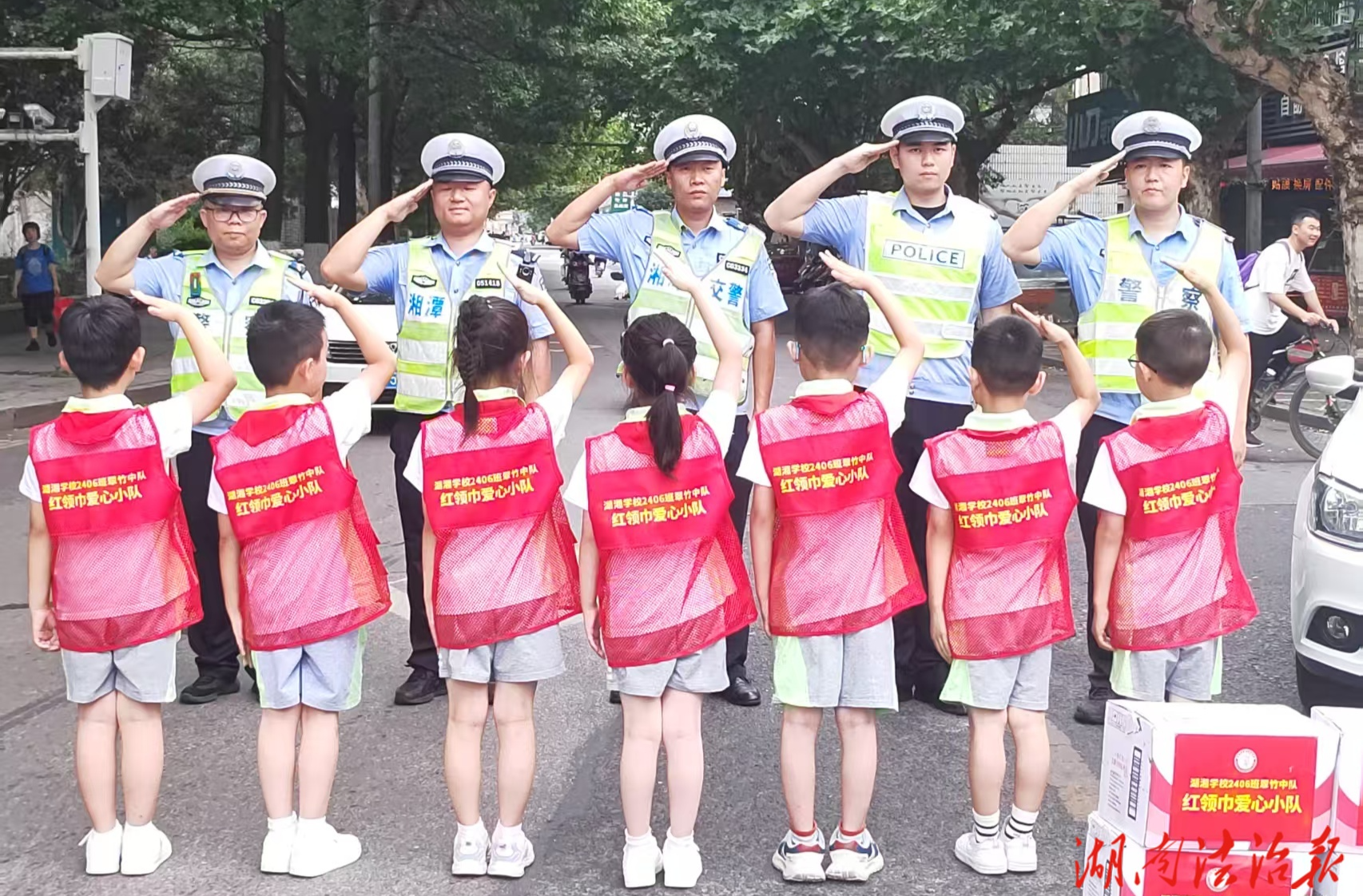 高考首日！一群“小可愛(ài)”給交警叔叔“送清涼”啦