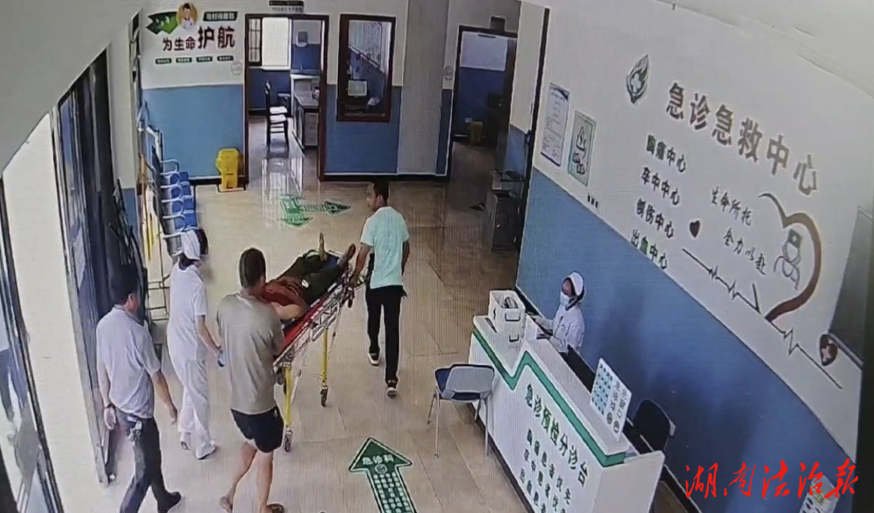 與時(shí)間“賽跑”！花垣公安村輔警緊急護(hù)送突發(fā)心梗村民就醫(yī)轉(zhuǎn)危為安