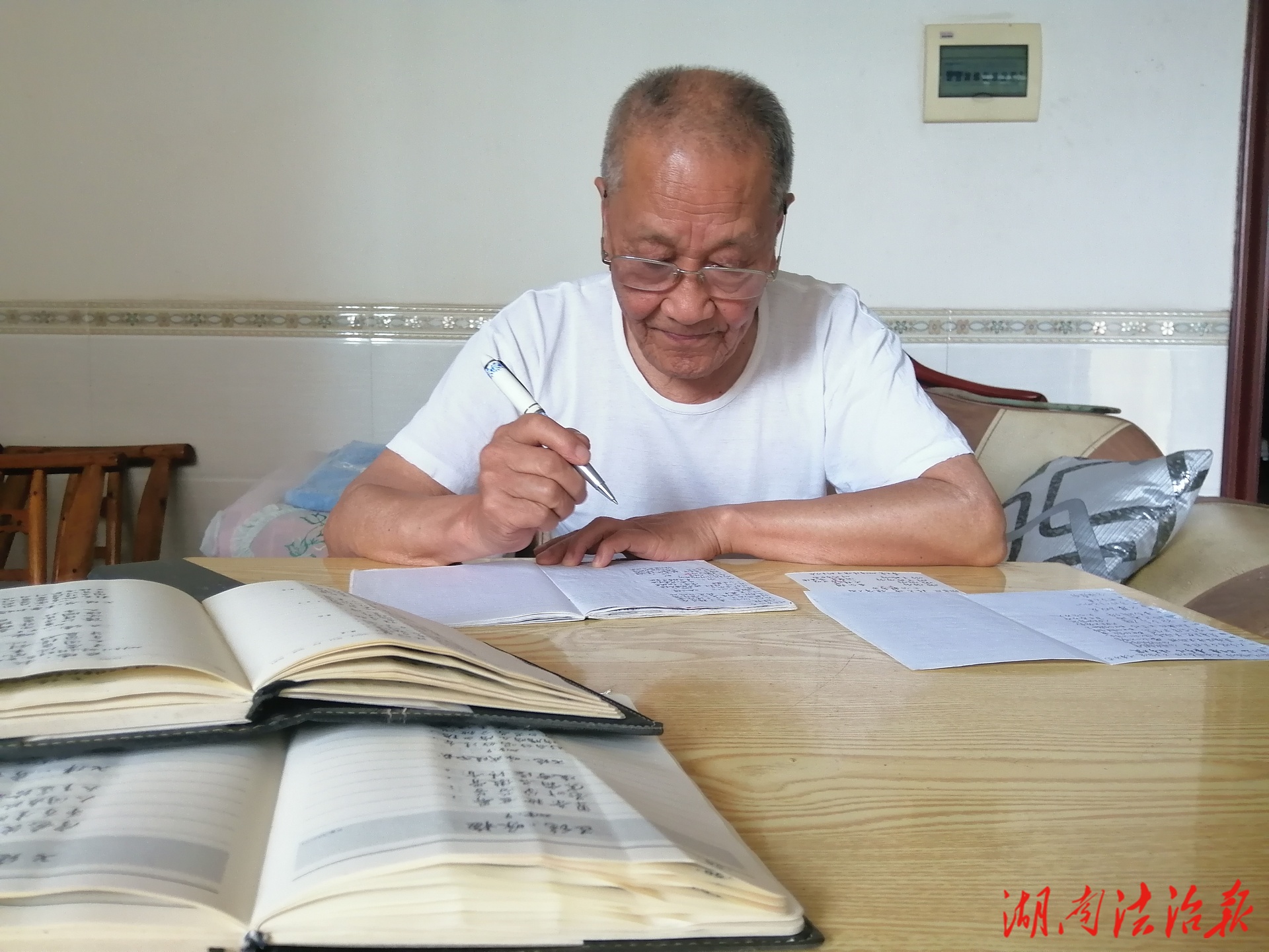 老黨員寫詩作歌唱清廉