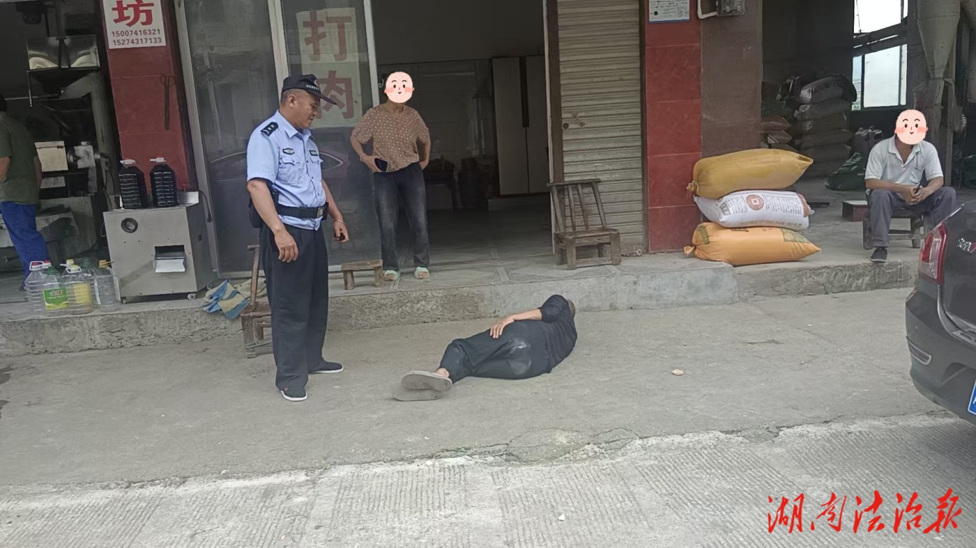【我為群眾辦實(shí)事】老人酒后醉臥路邊，民警暖心救助