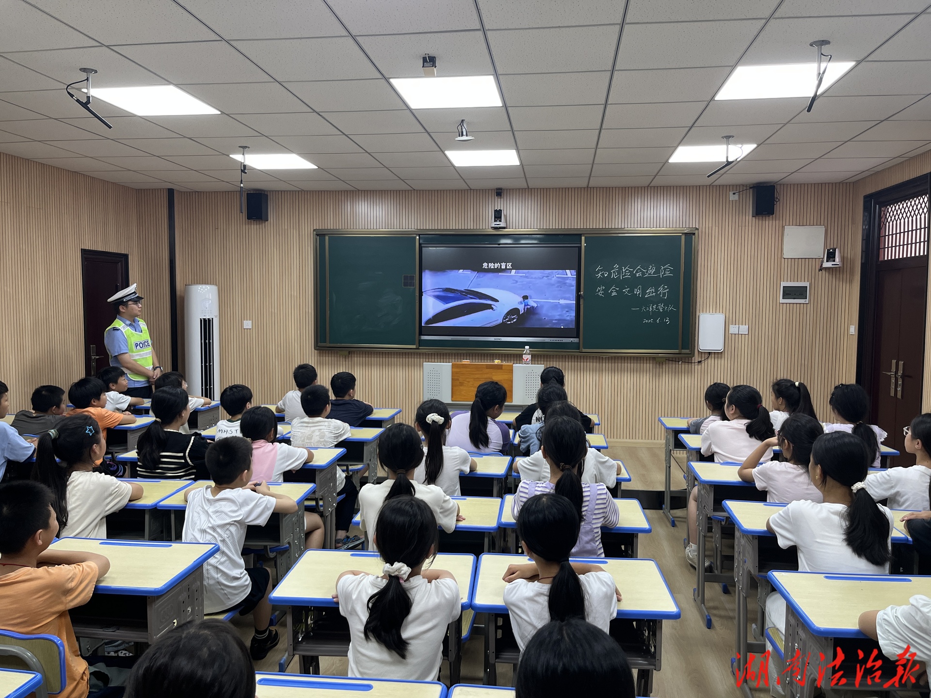 交通宣傳進(jìn)校園 織牢師生出行安全網(wǎng)