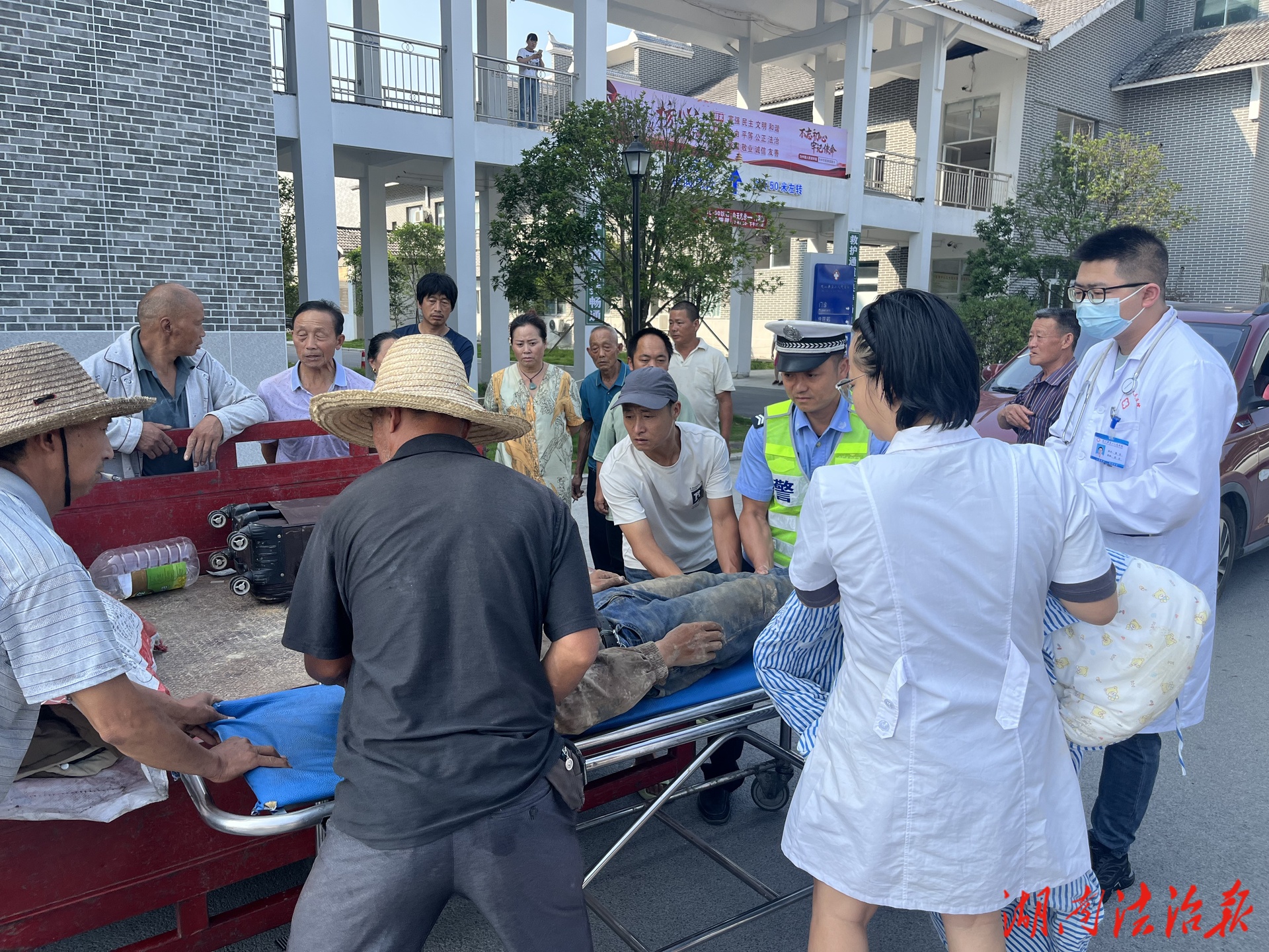 保靖公安：警民攜手緊急救援 助昏迷群眾轉(zhuǎn)危為安