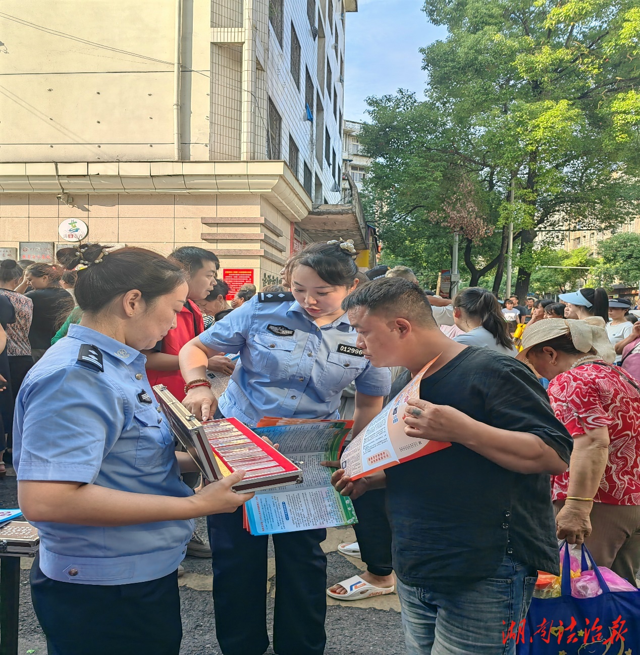 禁毒宣傳不停歇  放學(xué)路上“話禁毒”