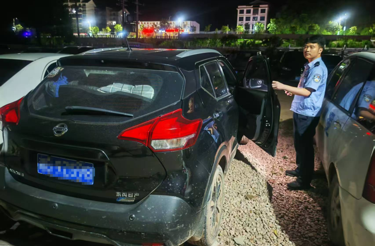 深夜！警察在“拉車門”……