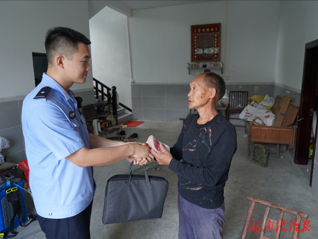 龍山公安：老人丟失養(yǎng)老金 民警尋回暖人心