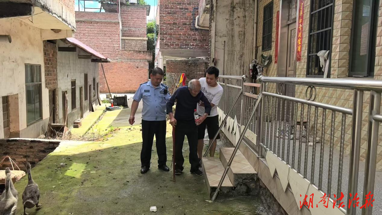 警民連心尋歸途老人平安返家門