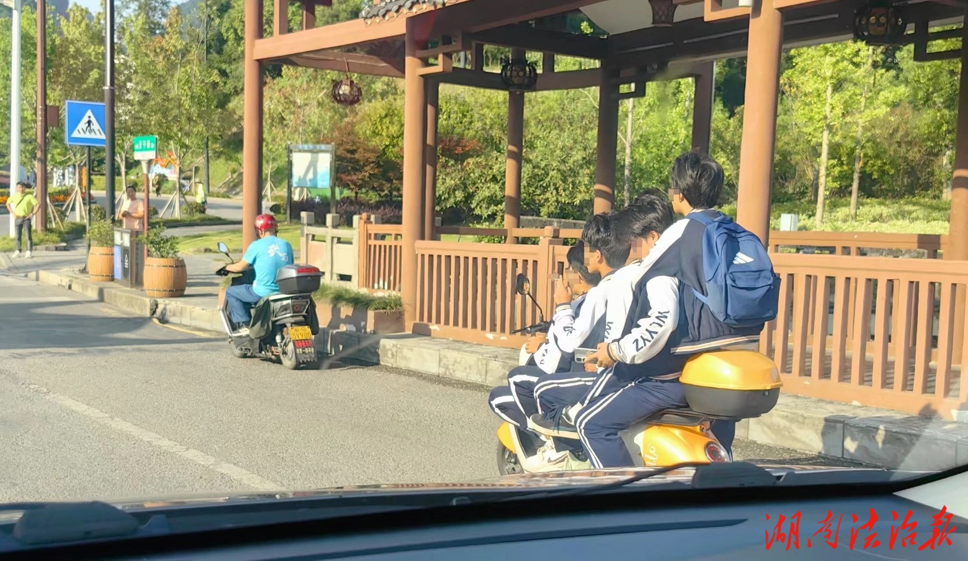 學(xué)生“疊羅漢”式騎乘摩托車被查 交警開(kāi)講“生命課”