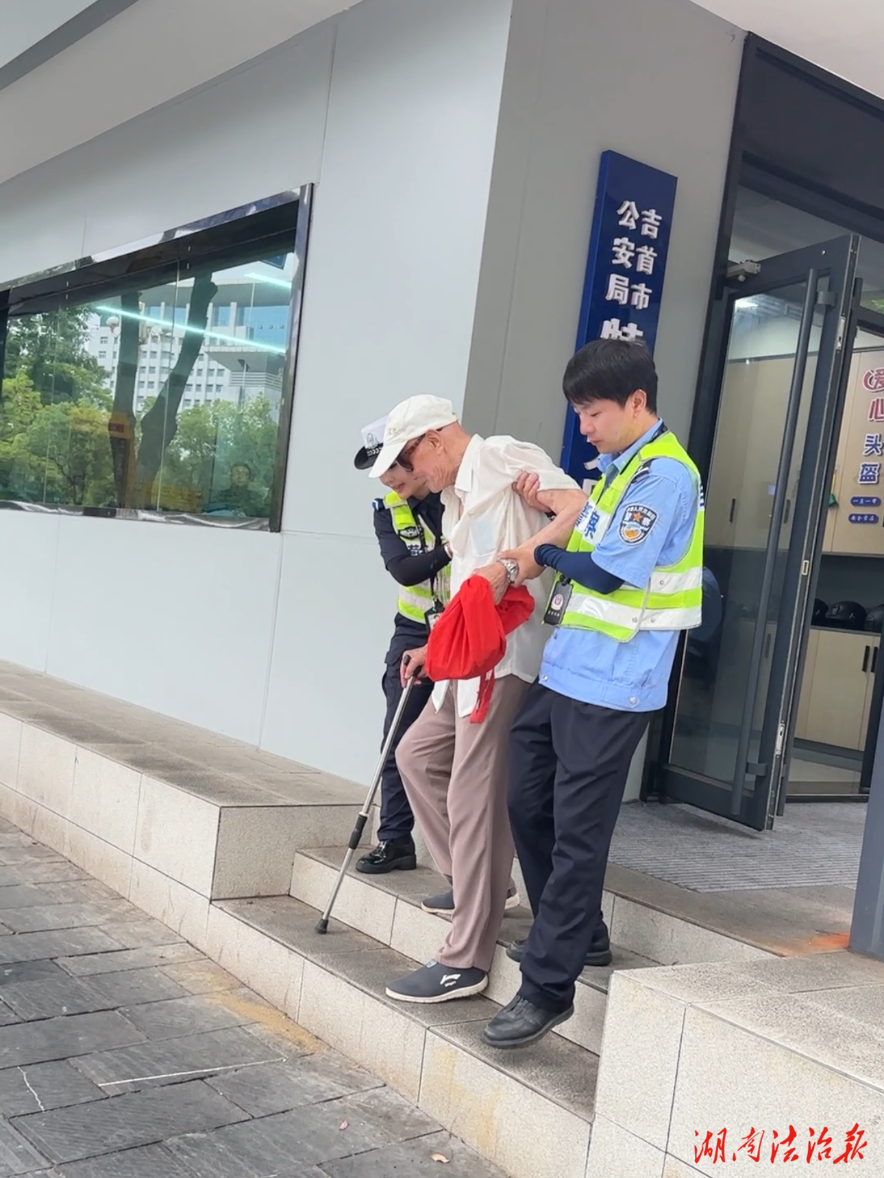 九旬老黨員冒暑交黨費 吉首交警暖心護送踐初心