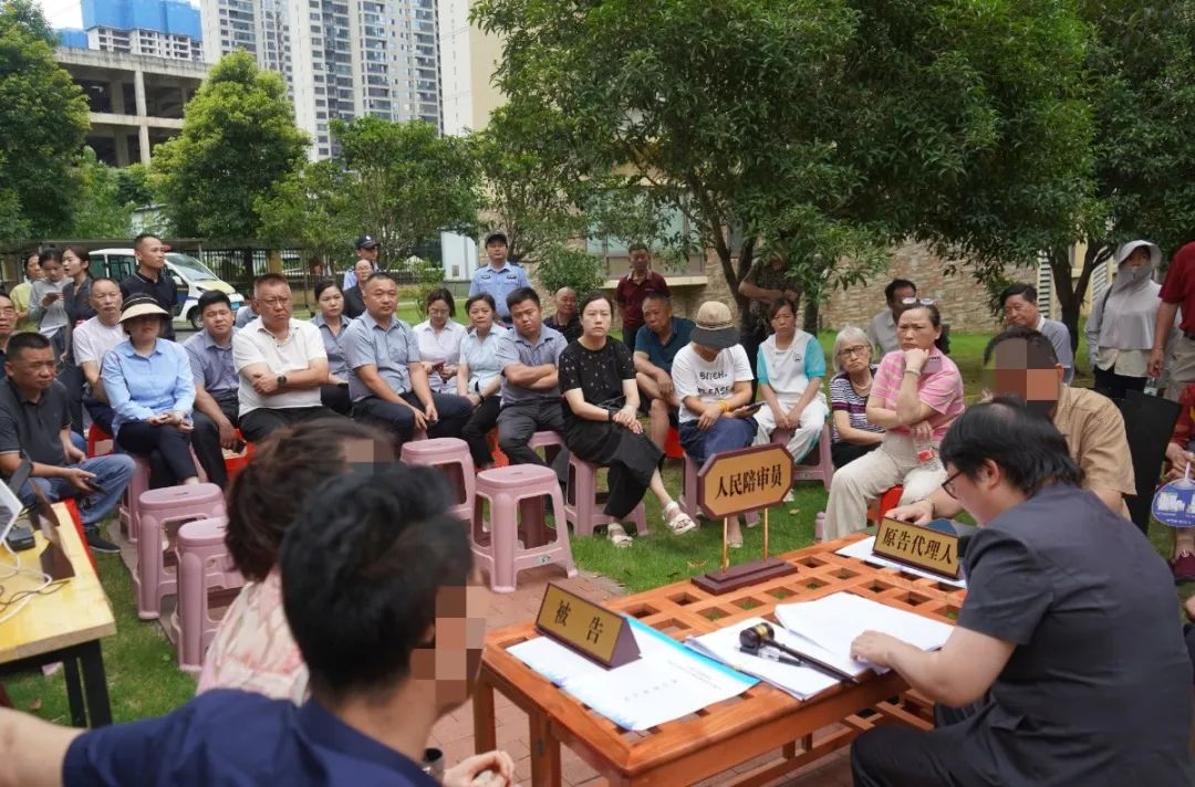 一場庭審化解物業(yè)糾紛 鼎城法院巡回審判進(jìn)社區(qū)