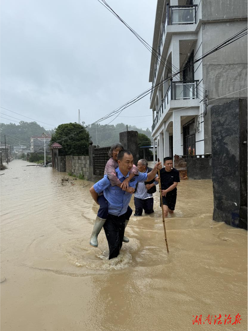 聞“汛”而動，沖鋒在前！龍山公安迎戰(zhàn)“龍山水”力保中考路