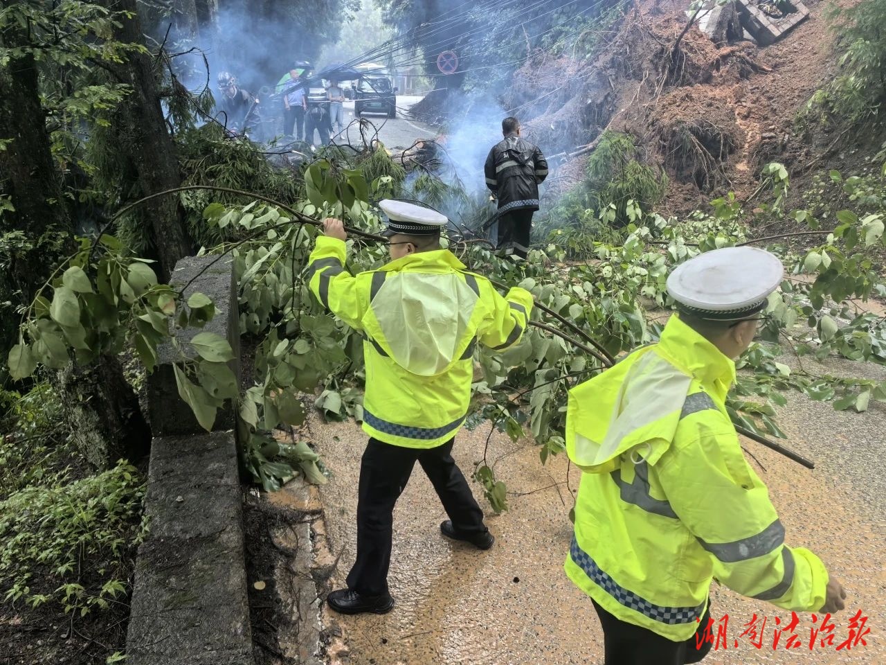 閃耀在防汛一線的“警察藍(lán)”