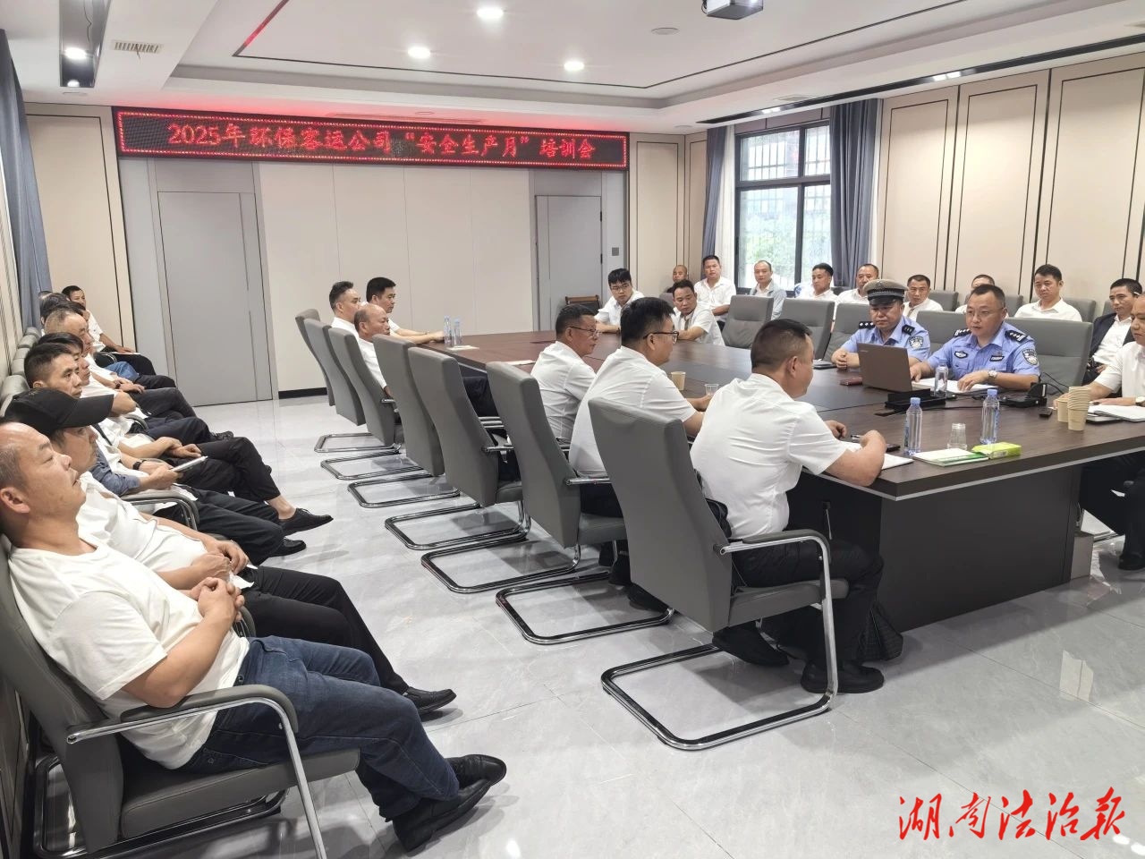 安全“駛”入客運(yùn)企業(yè)！武陵源交警護(hù)航安全生產(chǎn)月