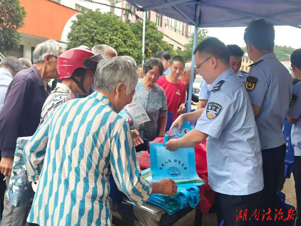 法治清風(fēng)進集市 禁毒宣傳入人心