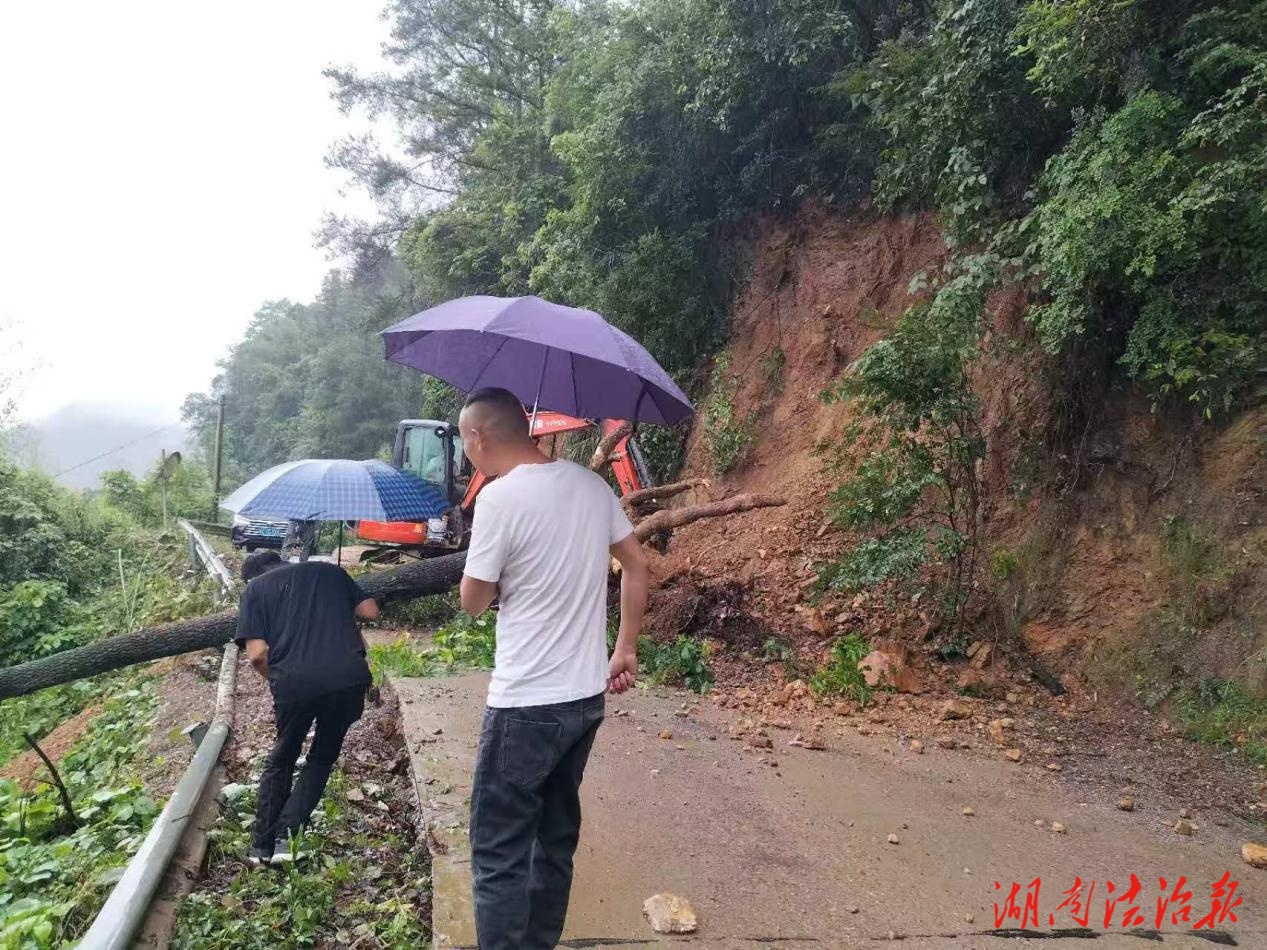 湖南綏寧：暴雨阻斷道路 村干部冒雨搶險保暢通