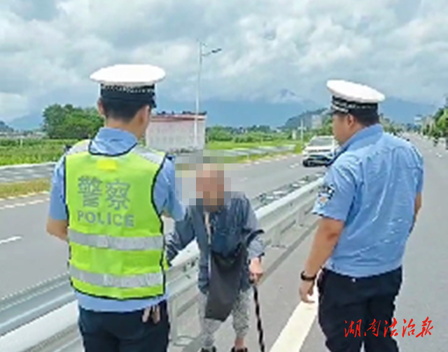 道縣：八旬老人誤入國道 熱心交警護送回家