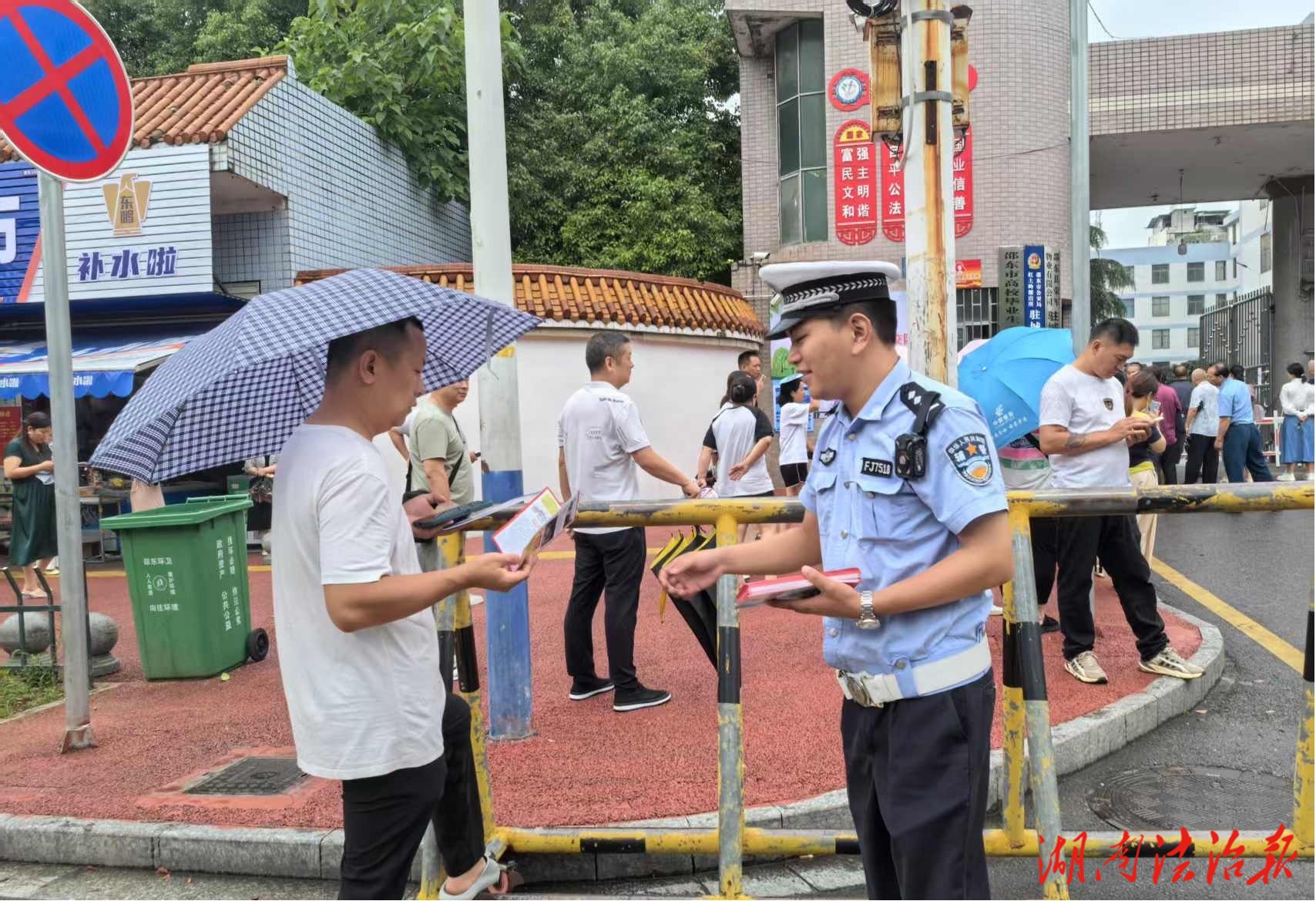 邵東公安交警以“中考”為契機深入開展  道路交通安全宣傳活動