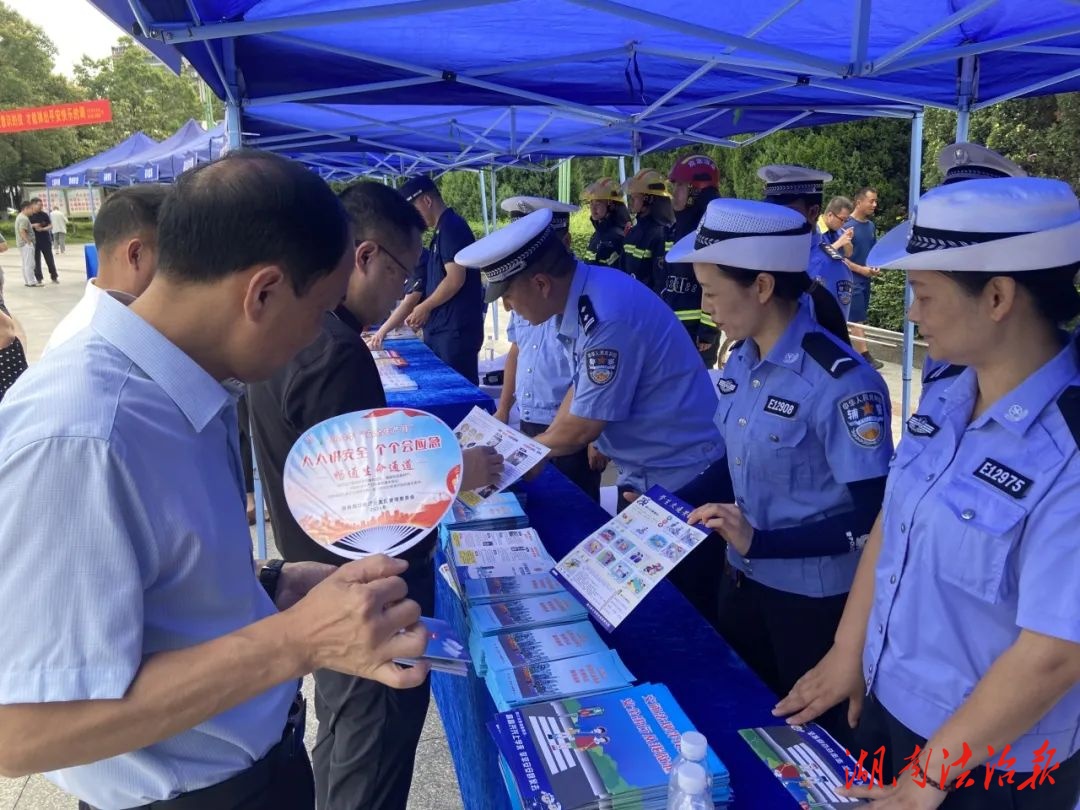 洞口公安交警積極開展“安全宣傳咨詢日”活動，筑牢交通安全防線