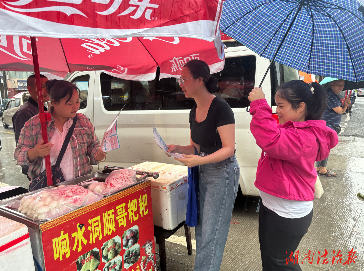 龍山縣農(nóng)車鎮(zhèn)利用趕集日開展禁毒宣傳活動