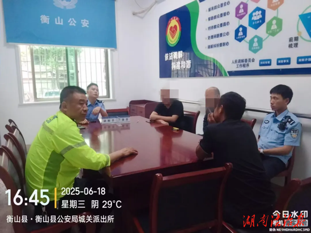 民警傾力化解一起持續(xù)8年債務(wù)糾紛，雙方當(dāng)事人齊送錦旗致謝！