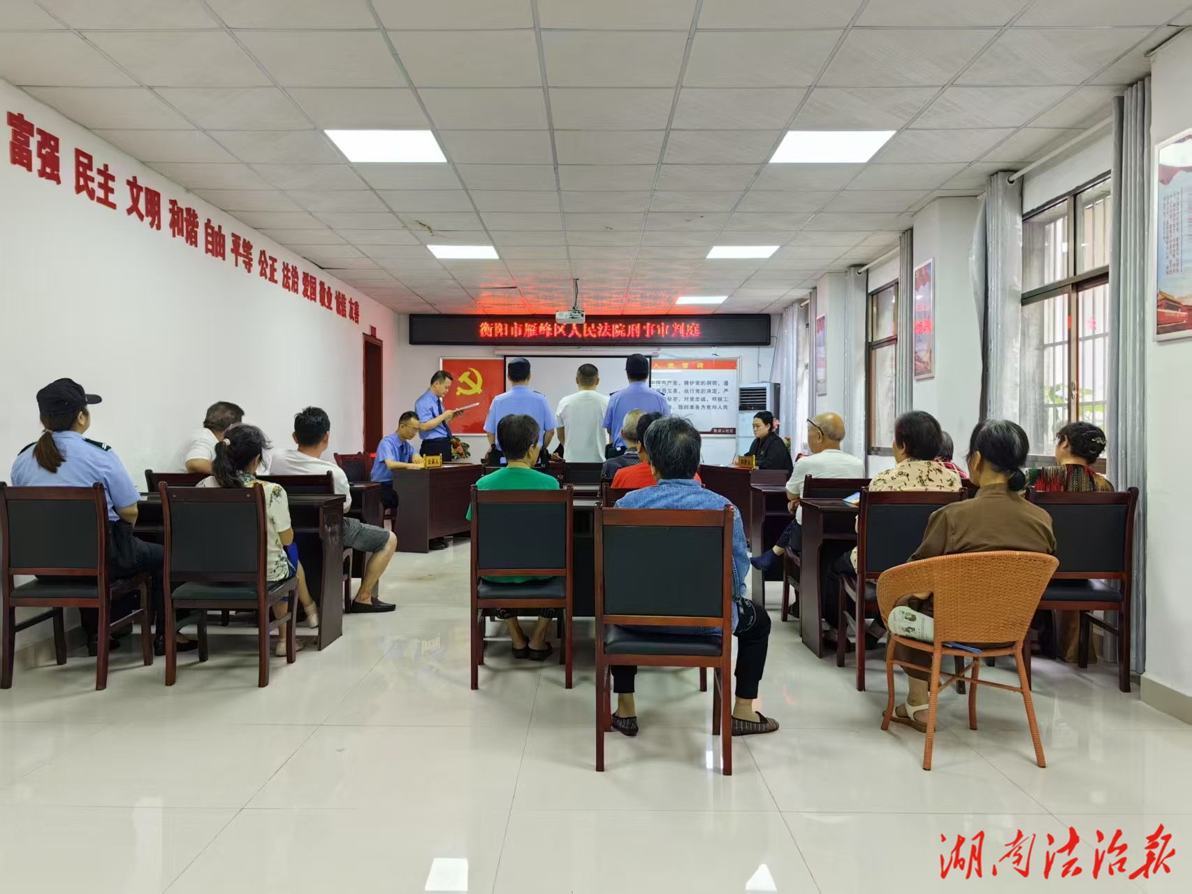 毒品犯罪庭審進(jìn)社區(qū)，以案釋法共筑禁毒防線
