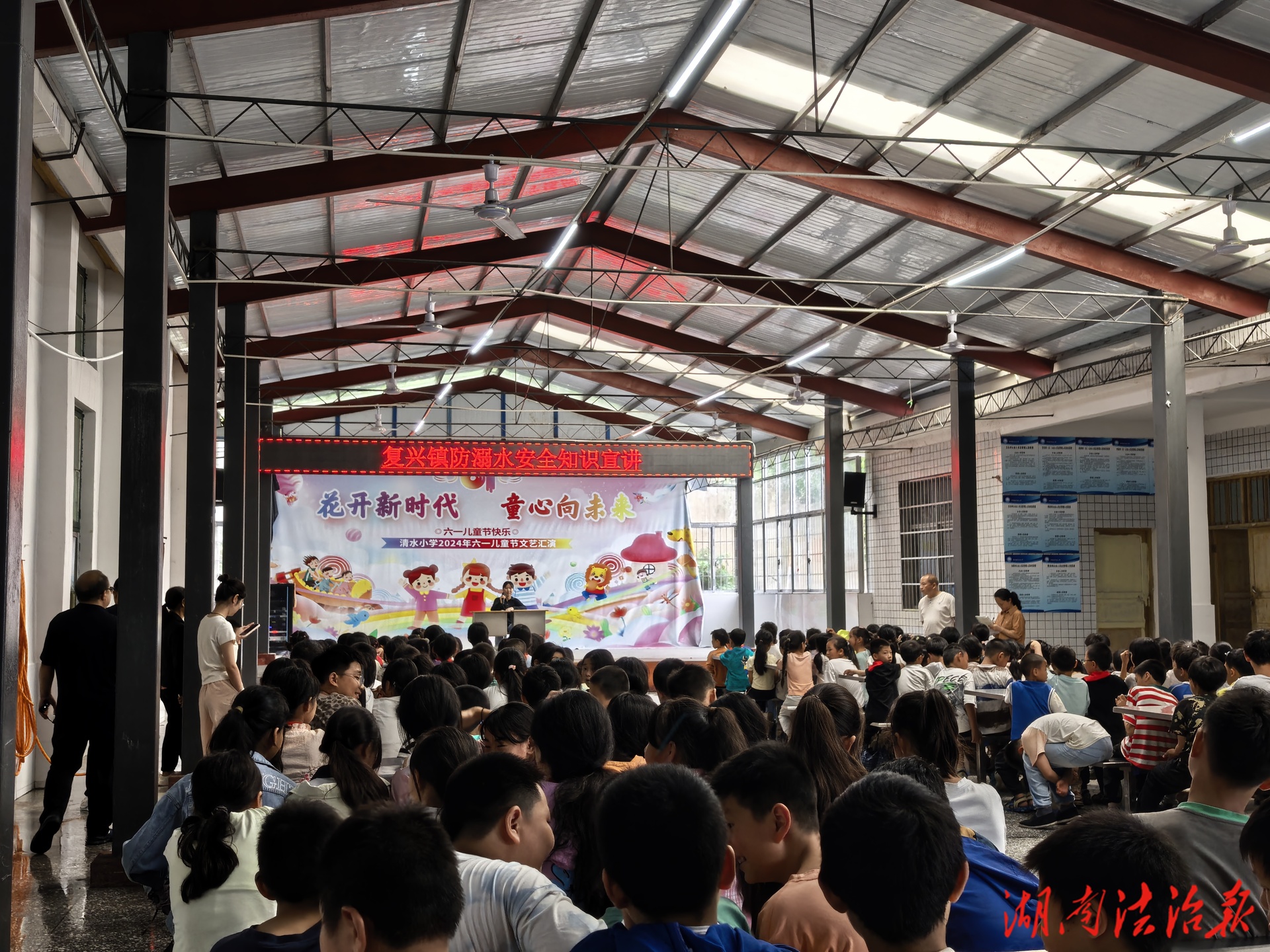 湘西保靖：復(fù)興鎮(zhèn)“護蕾課堂”開講：多部門聯(lián)動織密未成年人“安全守護網(wǎng)”