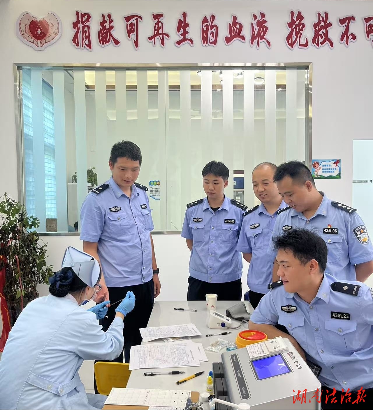 隆回法院司法警察大隊(duì)開(kāi)展“警心聚愛(ài)心、熱血鑄忠誠(chéng)”  無(wú)償獻(xiàn)血志愿服務(wù)活動(dòng)