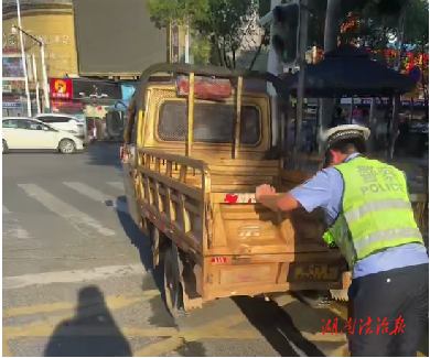 道縣：三輪車故障“拋錨” 交警相助秒變“推車俠”