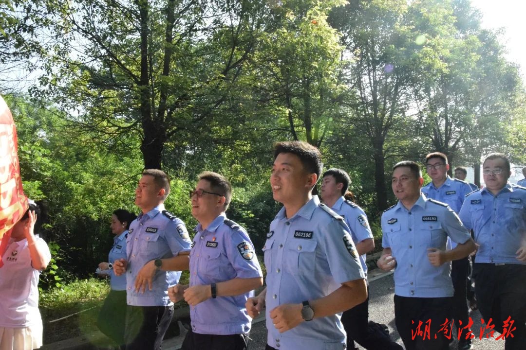 共筑無(wú)毒防線 跑出健康未來(lái)！邵東公安全力參與活力跑！
