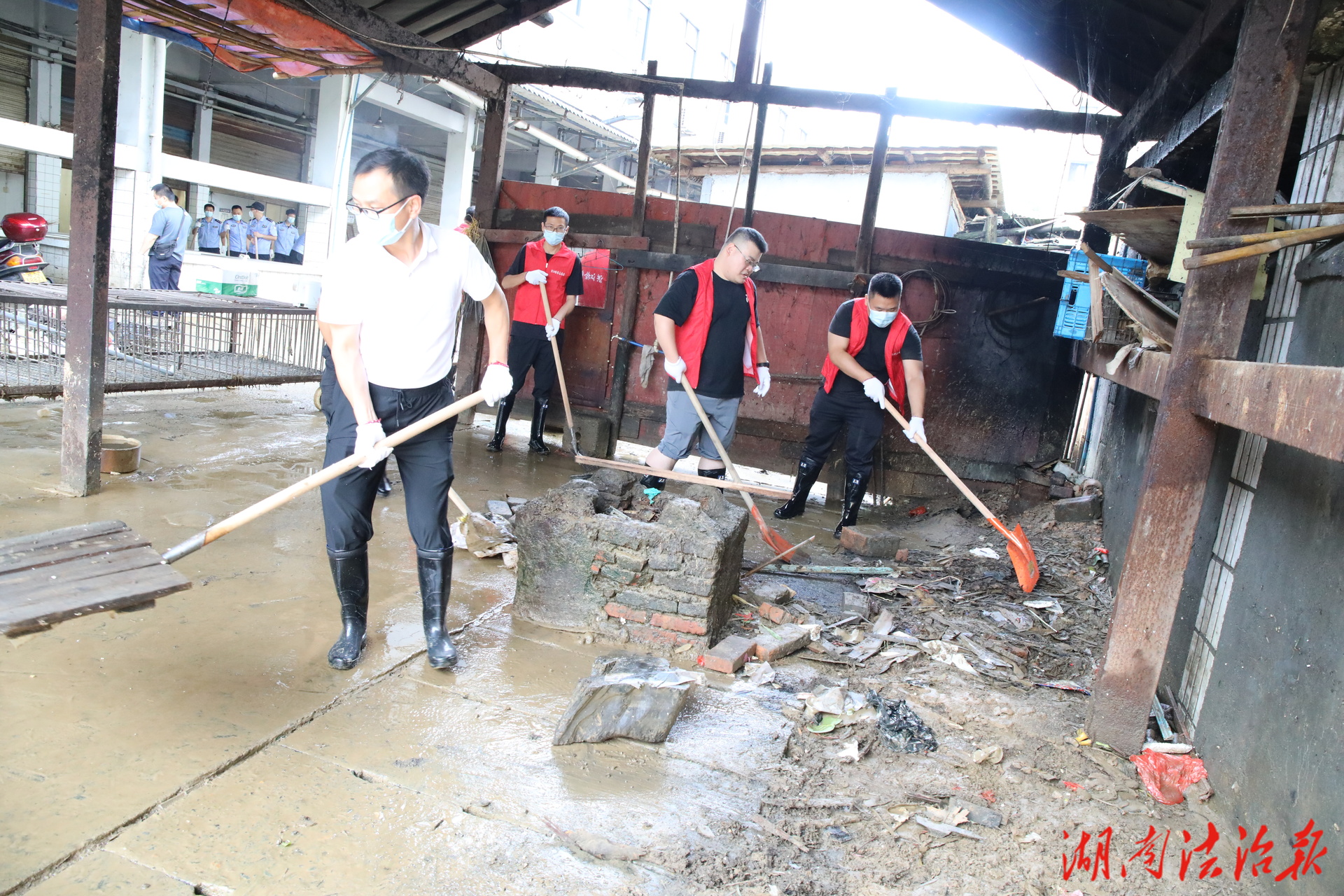 懷化洪江“檢察藍(lán)”奮戰(zhàn)災(zāi)后重建一線
