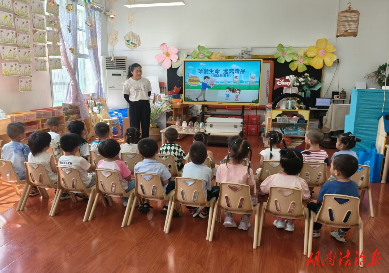 荷塘區(qū)茨菇塘街道鉆石幼兒園開(kāi)展  “禁毒行動(dòng)從我做起”主題宣傳活動(dòng)