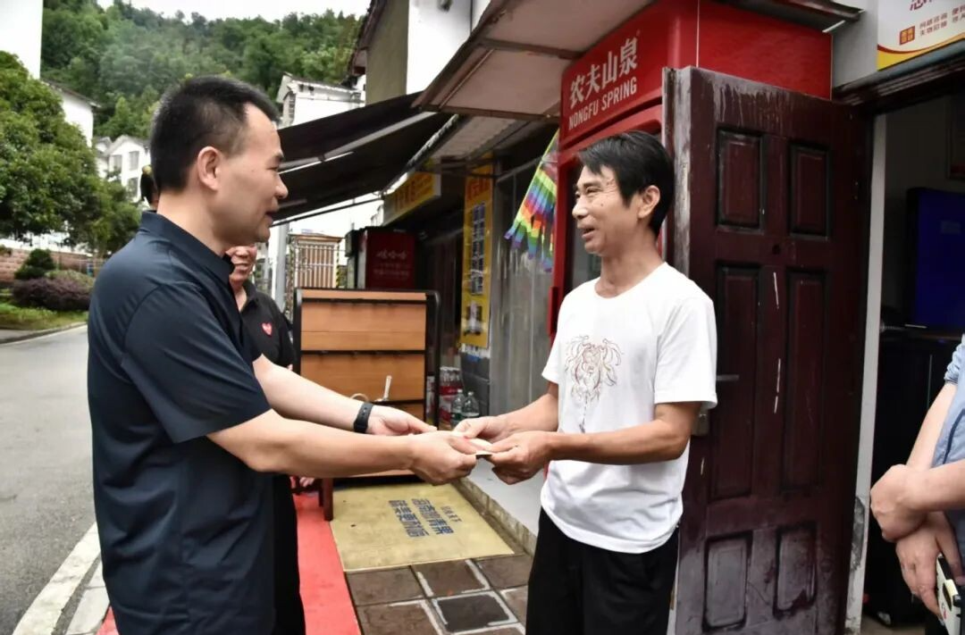 武陵源區(qū)檢察院開展“七一”走訪慰問活動(dòng)