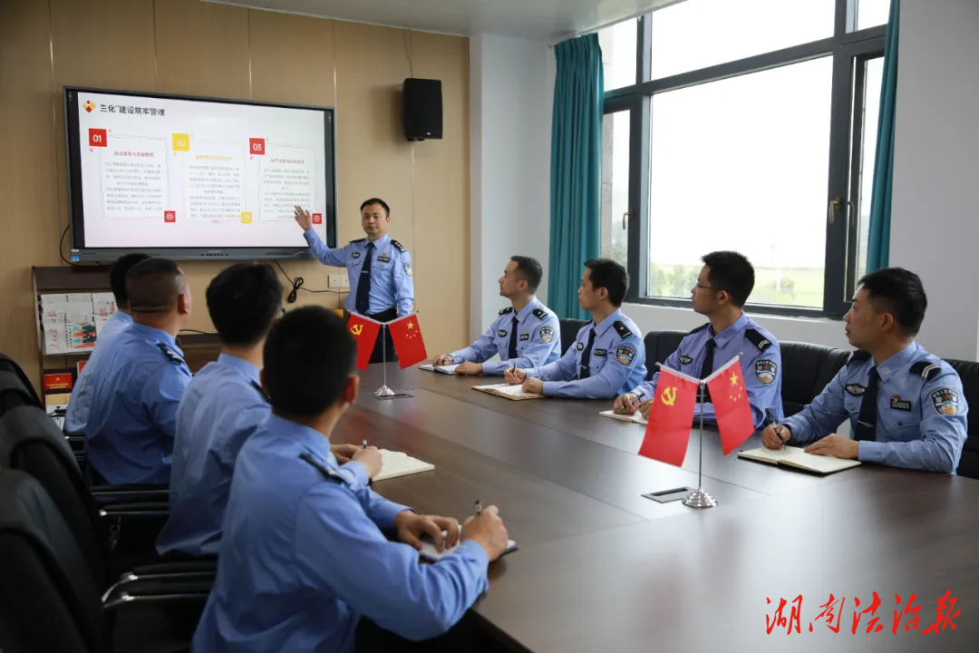 白果派出所聯(lián)合交警大隊(duì)白果中隊(duì)開展“七一”主題黨日活動(dòng)
