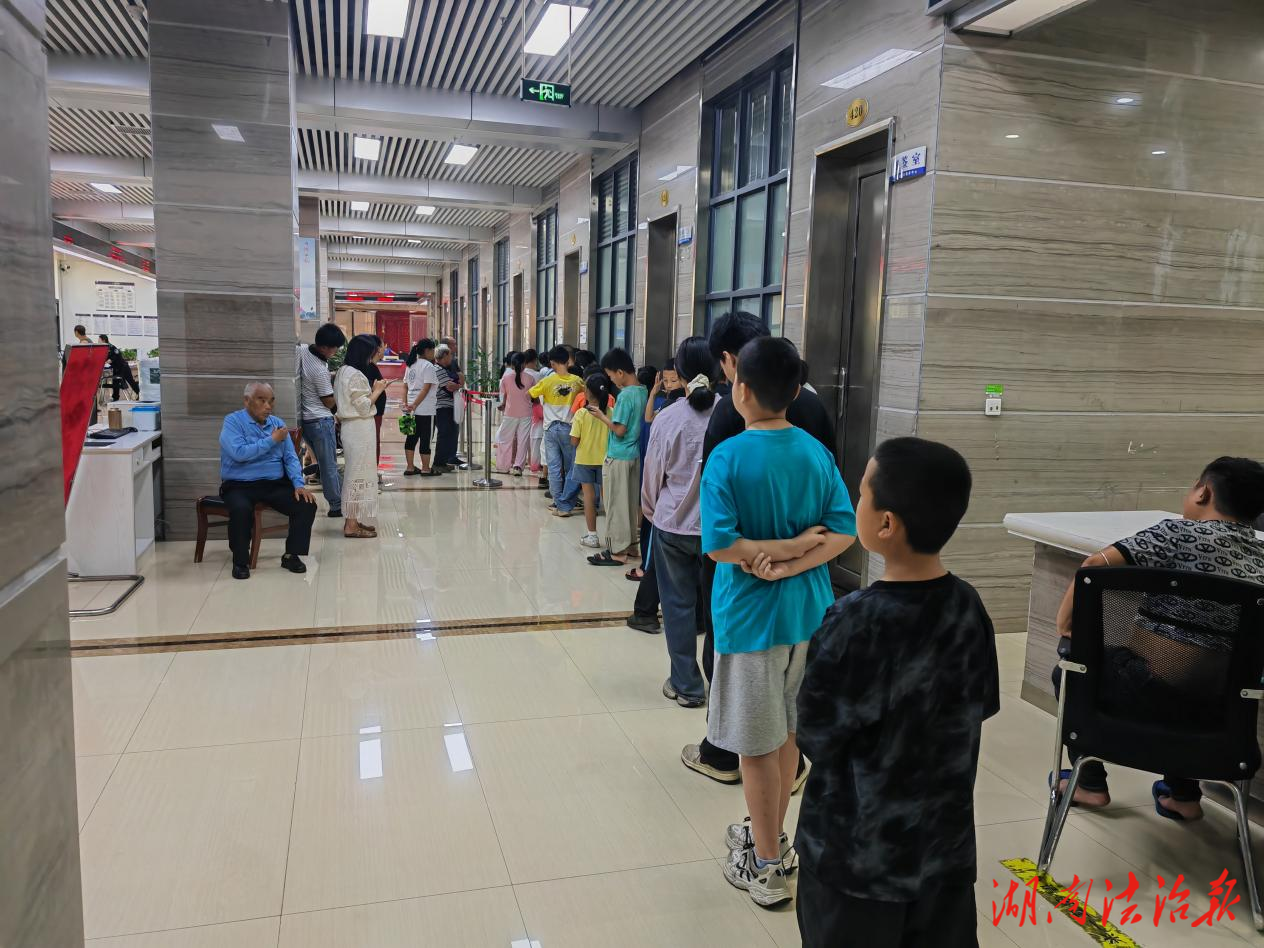 暑假來啦！花垣公安優(yōu)化辦證服務(wù) 助力學(xué)生開啟多彩假期