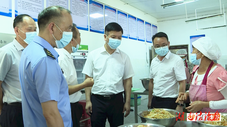 陽旭輝到向陽橋街道督導(dǎo)校園食品安全并開展巡林工作