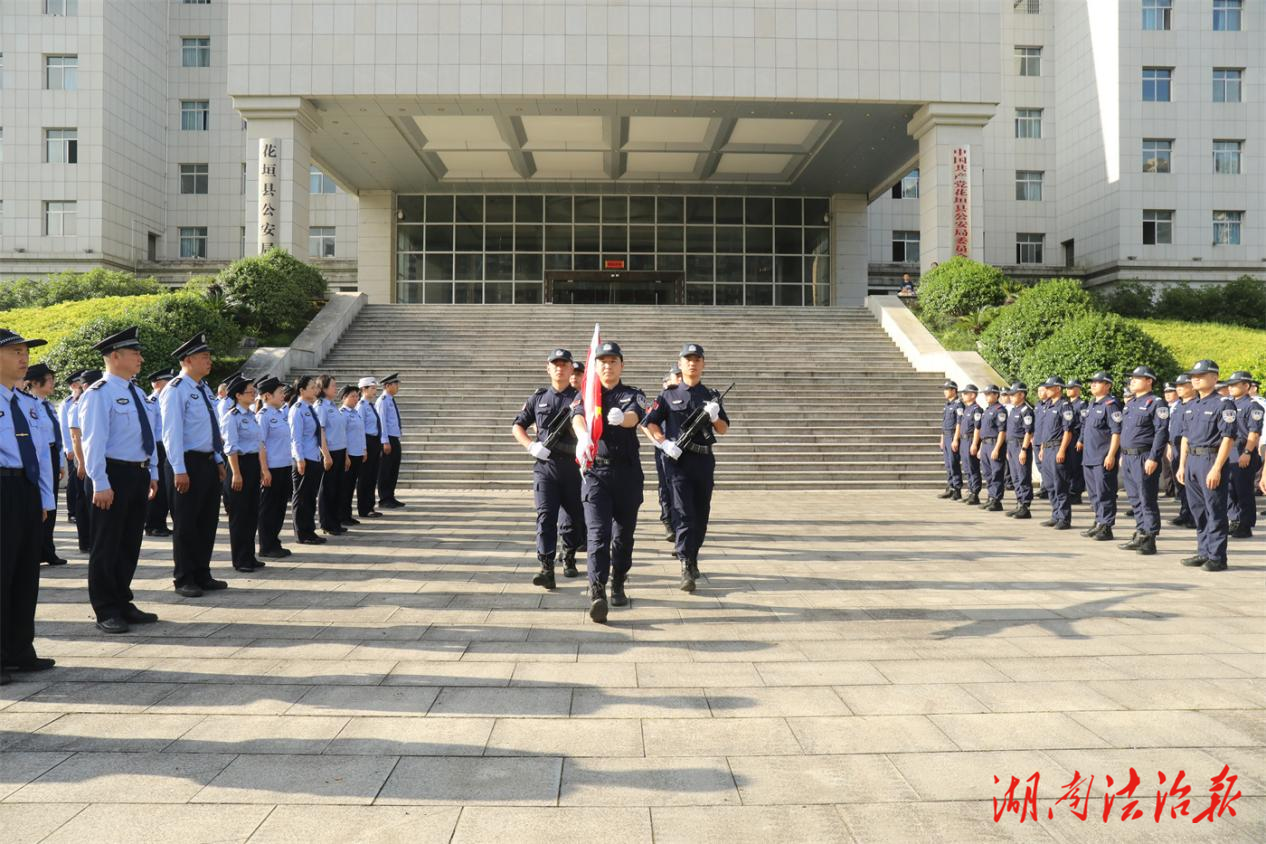 【警心向黨 薪火相傳】花垣縣公安局舉行 “七一” 建黨節(jié)升國旗儀式