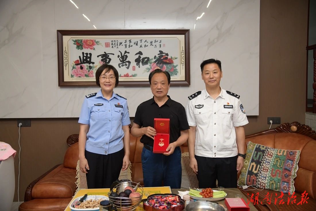 致敬崢嶸歲月 傳承紅色初心——張家界市公安局黨委開展“七一”慰問活動(dòng)