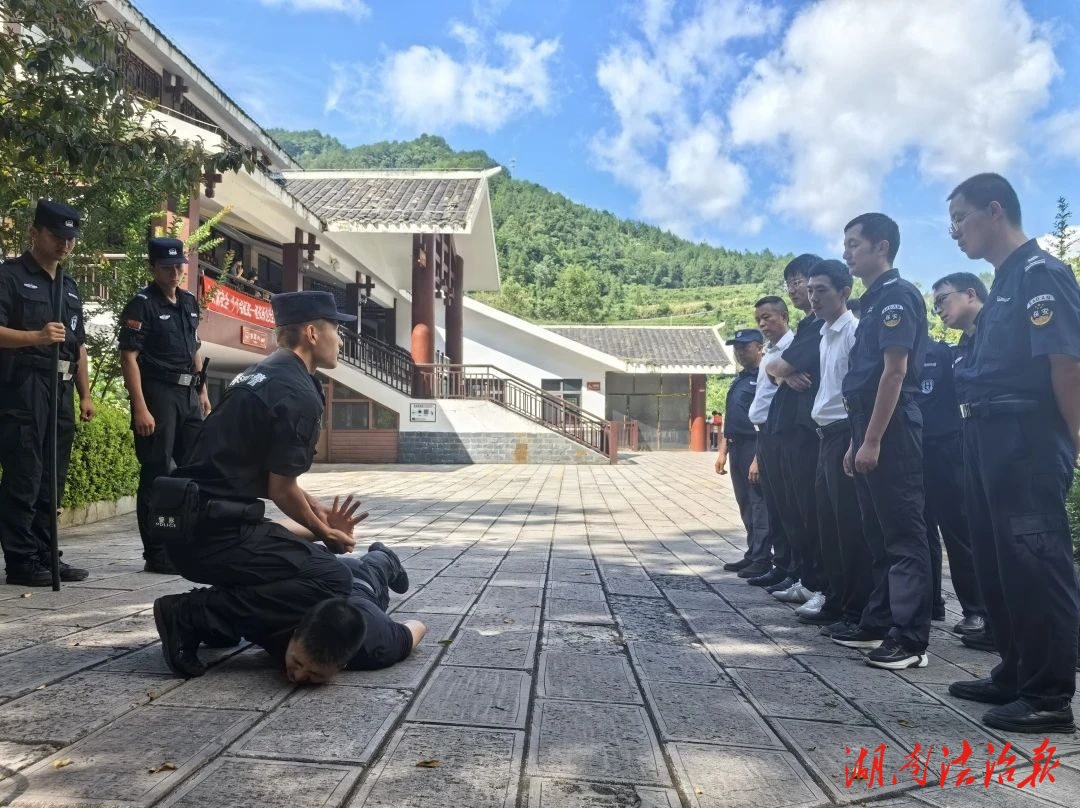 武陵源公安：“景警相連 ”反恐防暴演練，讓游客“安心游”