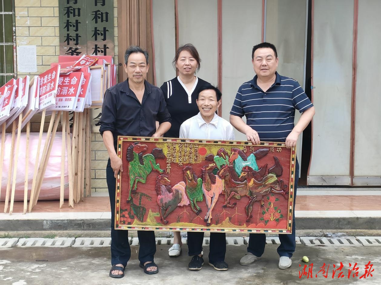 雙峰縣花門鎮(zhèn) “信訪戶”到“感恩戶”的逆變