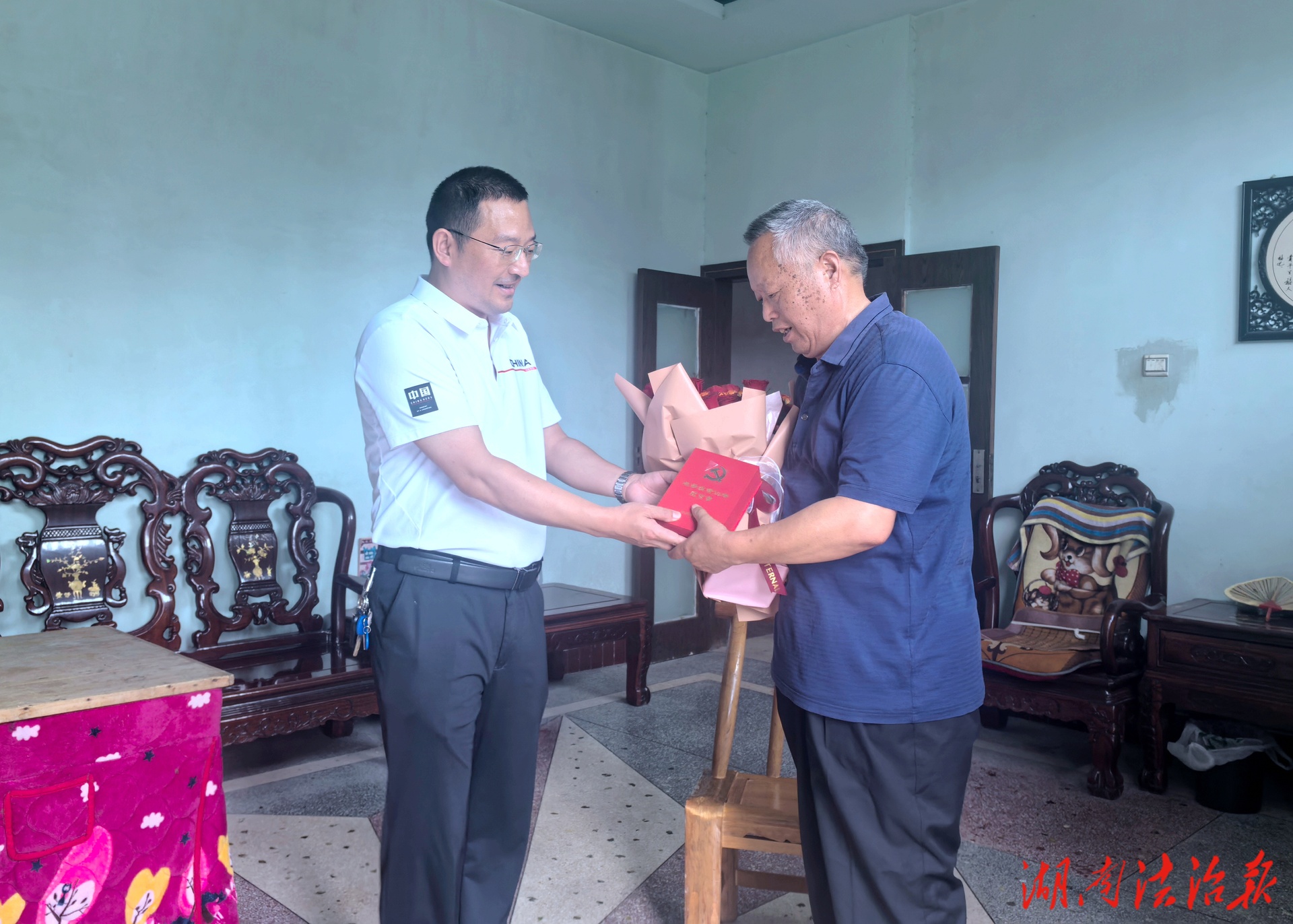 花垣法院“七一”走訪慰問：讓黨徽在關懷中閃耀溫度