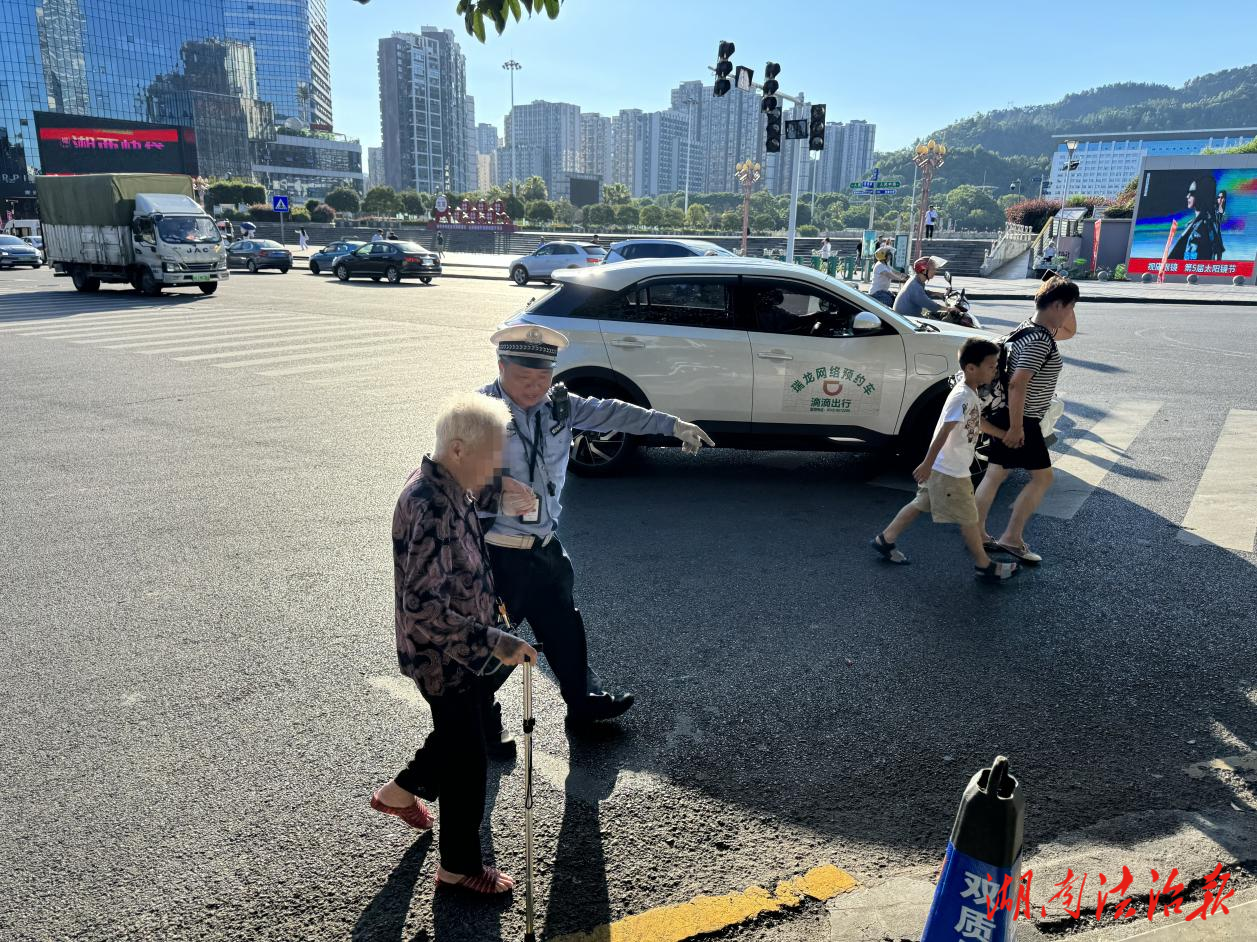 吉首公安護(hù)送迷路老人平安歸家
