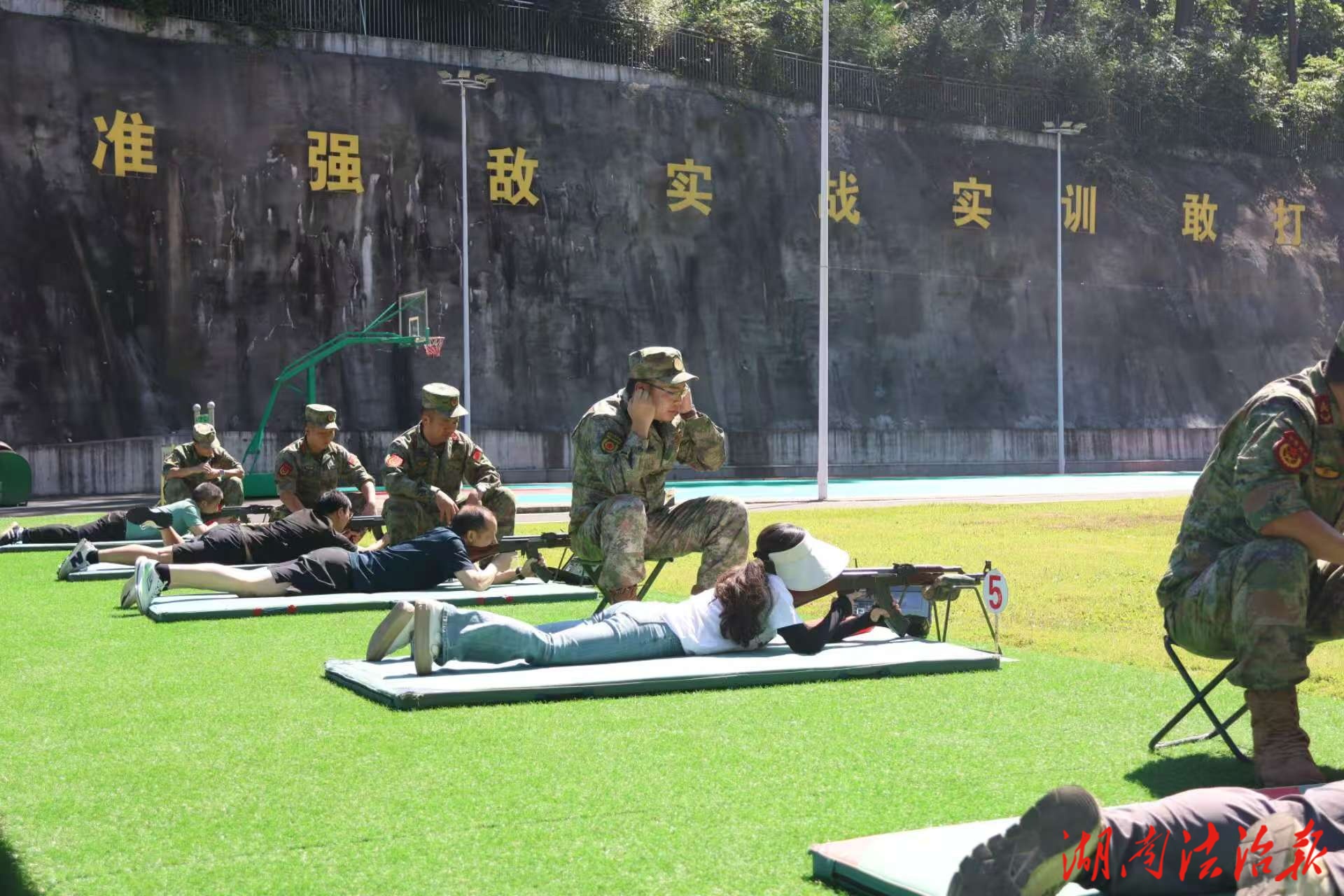 湘西州司法局機(jī)關(guān)第三黨支部開展“軍事日”活動
