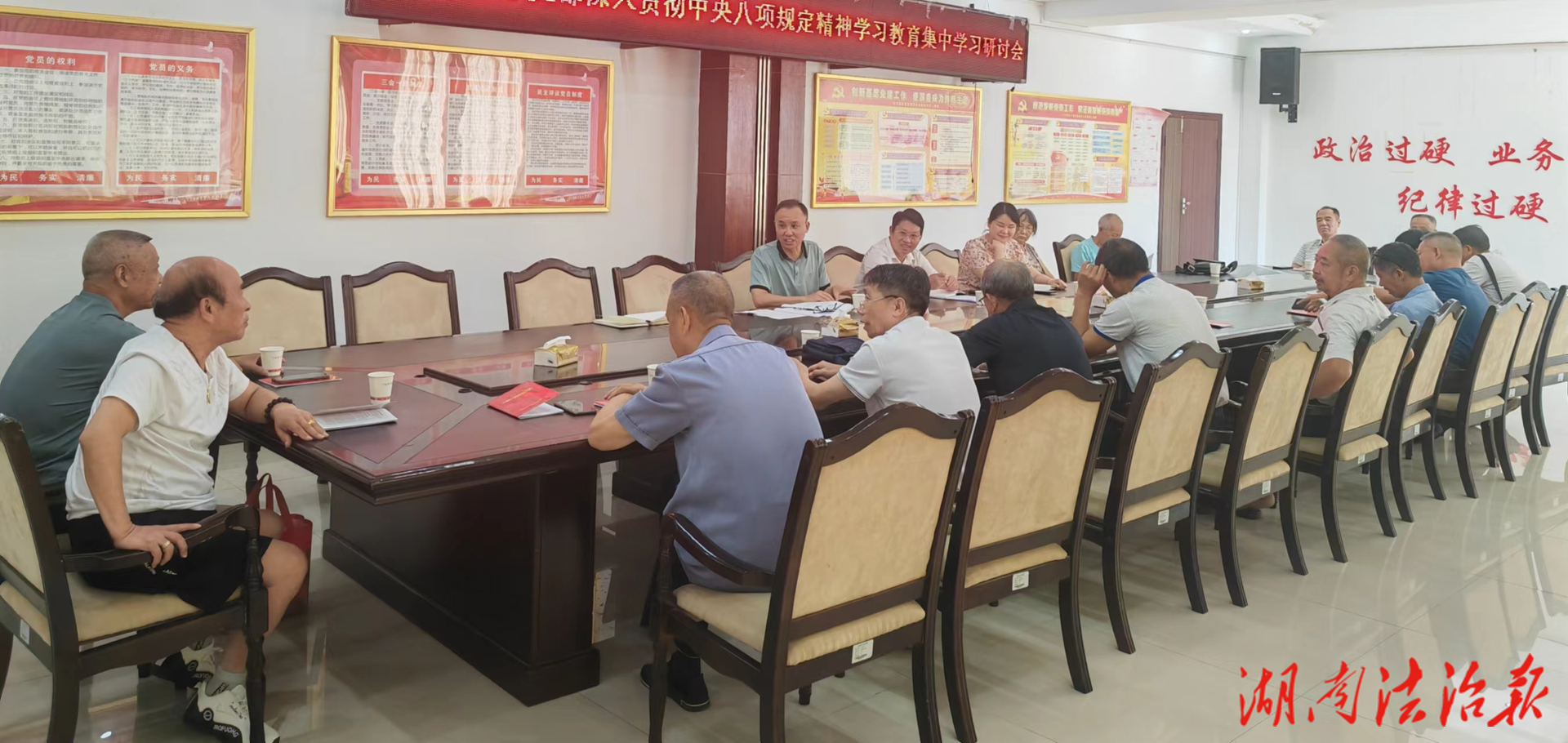 寧遠(yuǎn)縣法院離退休干部黨支部開展深入貫徹中央八項規(guī)定精神學(xué)習(xí)教育集中學(xué)習(xí)研討會