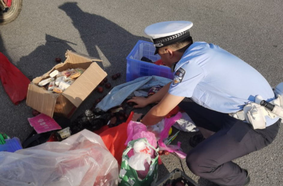 事故現(xiàn)場(chǎng)，湘潭交警這個(gè)暖心舉動(dòng)，被人拍下