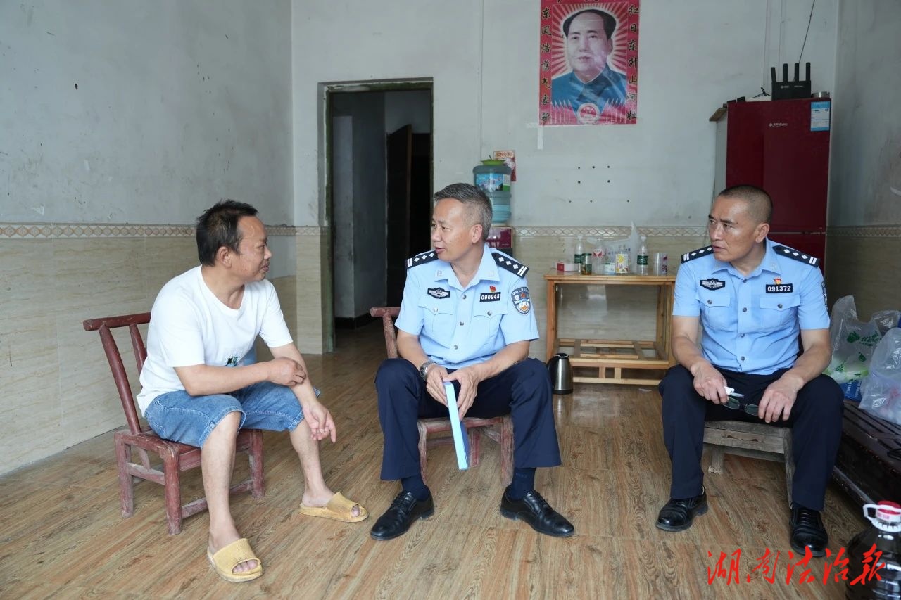 武陵源公安分局到協(xié)合鄉(xiāng)黃家坪走訪慰問結(jié)對(duì)幫扶群眾