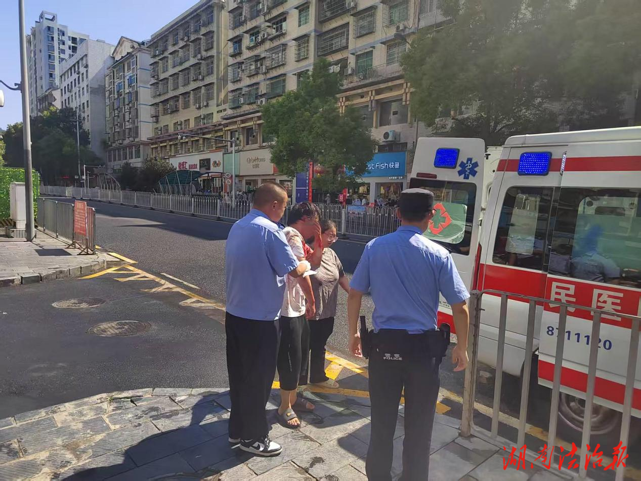 高溫遇“警”，守護(hù)常在，民警緊急救助摔傷男子
